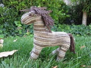 https://womantalk.wordpress.com/2009/07/01/how-to-knit-a-horse/ pattern and instructions Knitted Horse, Unicorn Knitting Pattern, Knitted Toys Free Patterns, Little Cotton Rabbits, Animal Knitting Patterns, Knitting Patterns Toys, Horse Pattern, Knitted Animals, Knitted Wit