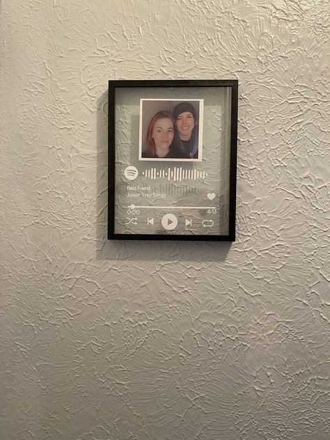 Spotify Frame, Bsf Ideas, Friends Vibe, Spotify Plaque, Friend Frame, Song Spotify, Picture Song, Diy Popsicle Stick Crafts, Picture Frame Crafts