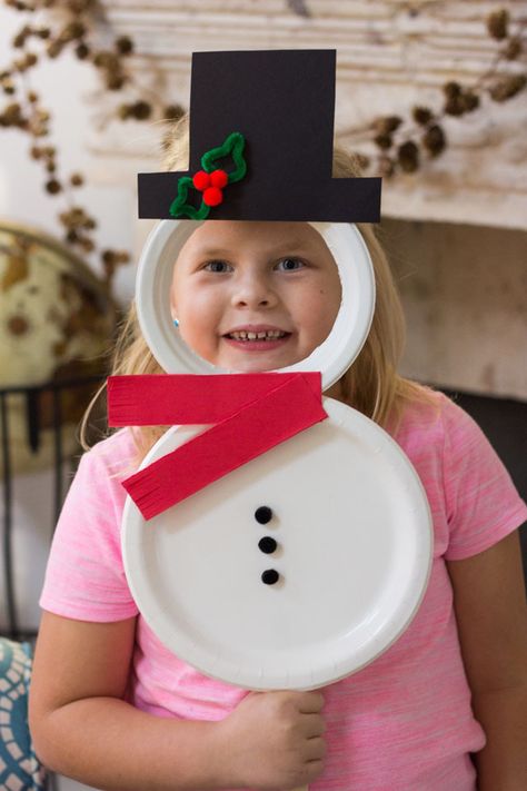 Turn paper plates into the cutest Christmas masks featuring Santa, Mrs. Claus, and Frosty the Snowman! #kidscrafts #kidsChristmascrafts #paperplatecrafts #Christmascrafts Frosty The Snowman Crafts For Kids, Fun Crafts For Kids Christmas, Christmas Hat Crafts For Kids, Christmas Crafts Paper Plates, Frosty The Snowman Crafts, Snowman Kids Crafts, Christmas Crafts For Kids Preschool, Christmas Diy For Kids, Christmas Present Ideas For Kids