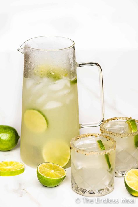 Pitcher Margarita Recipe, Margarita Mix Recipe, Margarita Pitcher, Pitcher Of Margaritas, Cocktail Recipes At Home, Classic Margarita Recipe, Margarita Party, Homemade Margaritas, A Crowd Of People