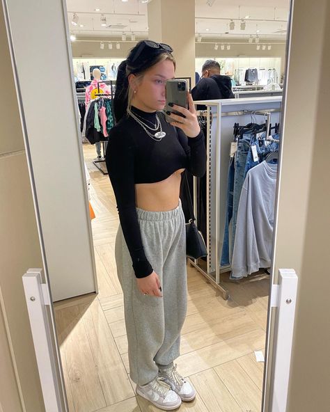 Sweatpants And Dunks Outfit, Light Grey Dunks Outfit, Dunks With Sweatpants, Gray Dunks Outfit, Grey Dunks Outfit, Sheer Shirt Outfits, Grey Dunks, Nike Dunks Outfit, Dunks Outfit Woman