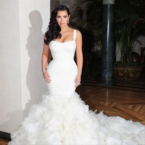 Kim Kardashian Kris Humphries, Kim Kardashian Wedding Dress, Ruched Wedding Dress, Kim Kardashian Wedding, Kardashian Wedding, Second Wedding Dresses, Feminine Wedding, Wedding Dress Organza, Wedding Dress Sizes