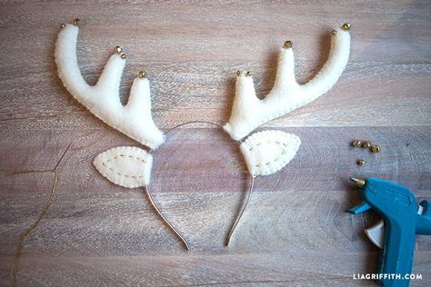 Make your own cute felt reindeer headband with this downloadable pattern and tutorial by handcrafted lifestyle expert Lia Griffith. Diy Antlers Headband, Dear Antlers, Diy Antlers, Felt Reindeer, Handcrafted Christmas Cards, Reindeer Costume, Antler Headband, Reindeer Headband, Reindeer Antlers