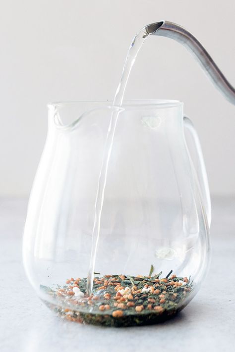 How to Make Genmaicha Tea in 5 Easy Steps Genmaicha Tea, Brazilian Lemonade, Teapot Cover, Iced Tea Recipes, Perfect Cup Of Tea, Food Grocery, Free Tea, Tea Tasting, Glass Teapot