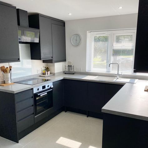 Kitchen Remodel Gray Cabinets Modern, Kitchen Interior Design Decor Black, Kitchen Design Grey And Black, Dark Grey Kitchen Decor, Black Colour Kitchen Design, Ideal Kitchen Design, Modern Living Room Decor Black And White, Small Charcoal Kitchen, Charcoal Grey And White Kitchen