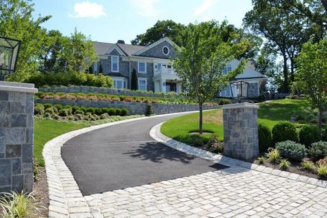 Beautiful Driveways, Driveway Edging, Circle Driveway, Driveway Entrance Landscaping, Brick Columns, Landscape Gardening, Stone Driveway, Driveway Entrance, Driveway Design