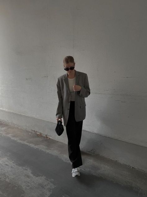 Gray Blazer Outfit Women, Gray Blazer Outfit, Grey Blazer Outfit, Minimal Art Design, Photo Ideas Aesthetic, Casual Work Outfits Women, Blazer Outfits For Women, Gray Blazer, Blazer Outfit