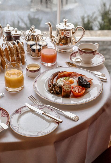 At the foot of a hill — in the shadow of Ireland’s most iconic medieval site, the Rock of Cashel — stands another architectural masterpiece, Cashel Palace. Built in 1728 by Sir Edward Lovett Pearce, the architect who designed the Parliament House in Dublin, this red brick manor was once the residence of Ireland’s archbishops. Luxury Hotel Breakfast, Brunch Moodboard, Breakfast In Hotel, Engagement Brunch, Restaurant Table Setting, Rock Of Cashel, Cozy Brunch, Brunch Restaurant, Organic Breakfast