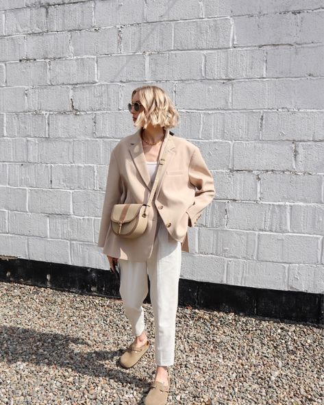 Streetstyle shot of womens fashion with woman wearing white trousers, an oversized beige blazer and taupe Birkenstock boston shoes Taupe Birkenstock Outfit, Birkenstock Boston Outfit Women, Clog Outfits, Birkenstock Boston Outfit, Boston Outfits, Birkenstock Outfit, Clogs Outfit, Boston Fashion, Birkenstock Style