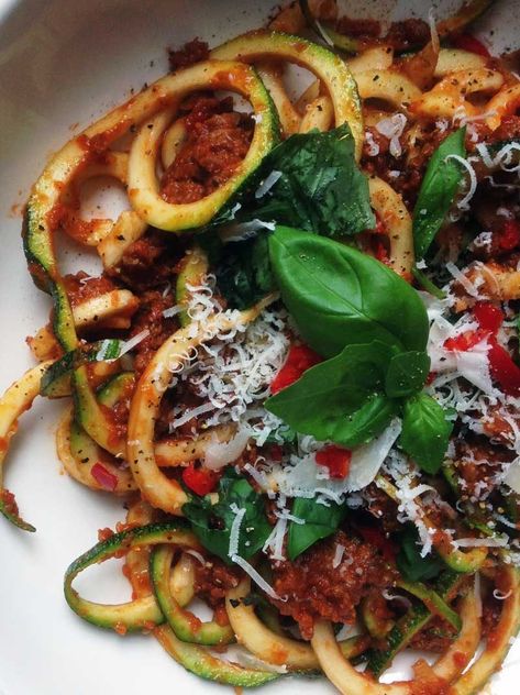 Spicy-courgetti-bolognese Courgetti Recipe, Traditional Spaghetti, Spaghetti Bolognese, Plum Tomatoes, Easy Healthy Recipes, Healthy Lunch, Dinner Table, Vegetable Pizza, Beef Recipes