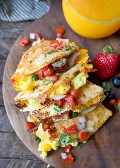 Easy Mexican Breakfast Ideas, Breakfast Plating, Mexican Breakfast Ideas, Breakfast Quesadilla Recipes, Breakfast Boards, Breakfast Quesadillas, Breakfast Quesadilla, Plating Ideas, Breakfast Burrito