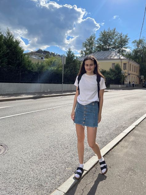 Nike Socks And Birkenstocks Outfit, Sandals Socks Outfit, How To Style Birkenstock Sandals, Summer Outfits Birkenstocks, Birkenstock Socks Outfit, Socks And Sandals Street Style, Black Birkenstocks Outfit, Birkenstock Sandals Outfit Summer, Birkenstock With Socks Outfit