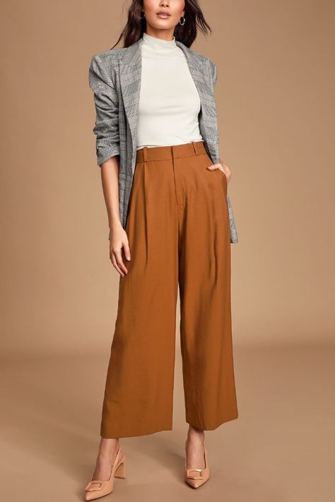 How To Style Pleated Pants, Styling Trousers Women, Cullotes Pants, Trouser Pants Outfits, Interview Clothes, Kulot Pants, Closing Deals, Wide Legs Pants, Wide Legged Pants