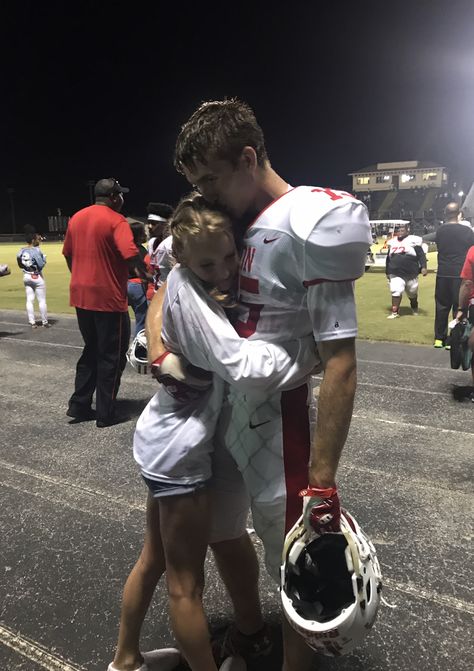 Pics With Football Boyfriend, Pics To Recreate With Boyfriend Football, Pictures With Football Boyfriend, Football Boyfriend Pictures, Fnl Couple Pics, Cute Couples Goals Aesthetic Football, Highschool Boyfriend Aesthetic, Cute Football Pictures With Boyfriend, Football Bf Aesthetic