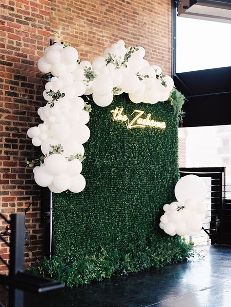 Balloon Garland On Greenery Wall, Greenery Backdrop For Wedding, Bridal Shower Grass Backdrop, Backdrops With Greenery, Greenery Wall With Balloon Arch, Wedding Photos Booth, Event Picture Wall, Grass Wall And Balloon Backdrop, Green Foliage Backdrop