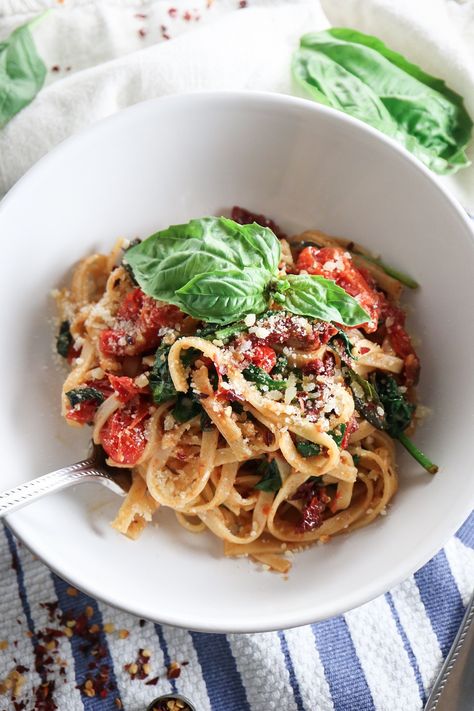 Spicy tomato and spinach linguine Spinach Linguine, Tomato Linguine, Spinach Tomato Pasta, Linguine Recipes, Spicy Pasta, Easy Pasta Recipes, Fresh Pasta, Linguine, Side Salad