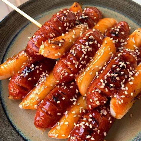 Sotteok (So-tteok So-tteok), Korean Hot Dog & Rice Cake Skewers! Korean Skewers Street Food, Rice Cake Skewers Recipe, Korean Rice Cake And Sausage Skewer, Korean Rice Cake Skewers, Korean Rice Dog, So Tteok, Korean Skewers, Topokki Korean, Sotteok Sotteok