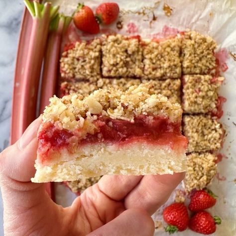 Gluten-Free Strawberry Rhubarb Crumble Bars easy Spring dessert recipe Gluten Free Rhubarb Recipes, Rhubarb Crumble Bars, Rhubarb Bars Recipes, Rhubarb Filling, Strawberry Rhubarb Bars, Rhubarb Desserts Recipes, Easy Bars, Strawberry Rhubarb Recipes, Rhubarb Cookies