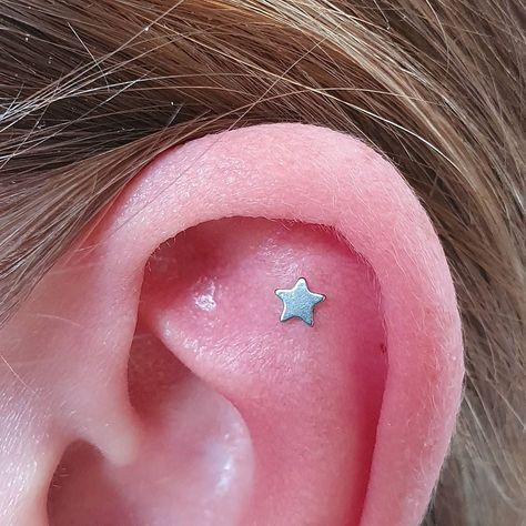 Flat Ear Piercing Jewelry, Flat Piercing Aesthetic, Flats Piercing, Flat Earring Piercing, Flat Piercing Ears, Ear Piercings Flat, Flat Piercing Jewelry, Flat Piercing Ideas, Simple Ear Piercings