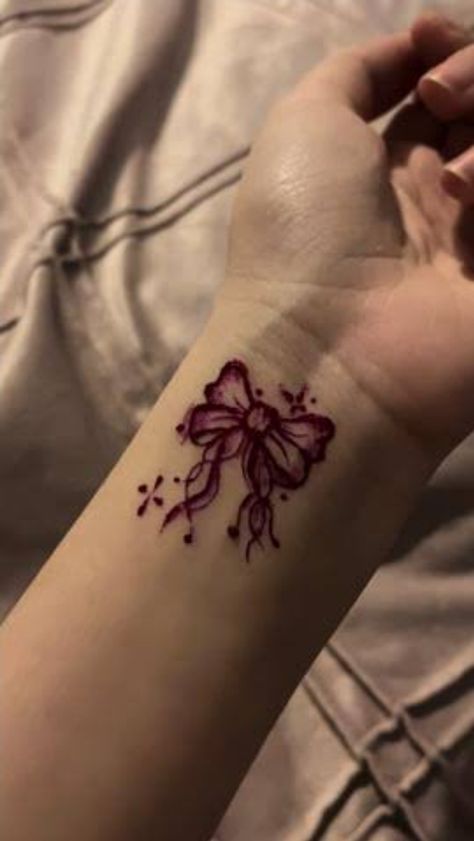 Ribbon Mehndi Design, Aesthetic Simple Mehendi Designs, Bow Mehndi Designs, Aesthetic Mehndi Tattoo, Bow Mehendi Designs, Bow Mehndi, Bow Henna Design, Ribbon Henna, Hand Drawing Ideas On Skin