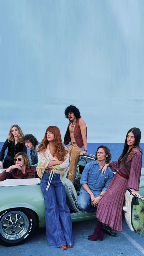 Daisy Jones And The Six Poster, Daisy Jones And The Six Wallpaper, Daisy Jones And The Six, Mode Pop, Riley Keough, Camila Morrone, Mode Hippie, 70s Inspired Fashion, 70s Outfits