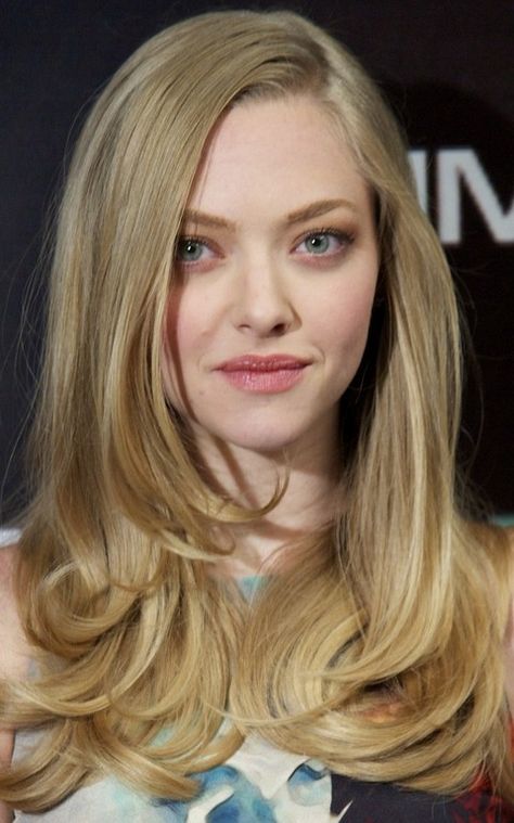 Amanda Seyfried Hairstyles: Layered Haircut with Curls Amanda Seyfried Hair, Side Part Hairstyles, Side Hairstyles, Curly Bob Hairstyles, Long Blonde, Stil Inspiration, Amanda Seyfried, Side Part, Long Blonde Hair