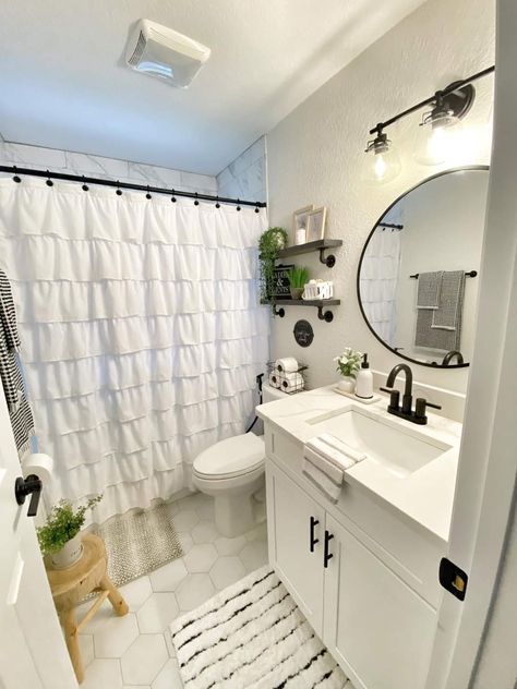 Simple Bathroom Themes, Silver Restroom Decor Ideas, White Vanity In Bathroom, Bathroom Decor White And Grey, Black And White House Interior Decor Kitchen, Small Apartment Living Room Ideas Cozy Simple, Guess Bathroom Ideas Decor Small Spaces, Guest Restroom Decor Ideas, Small Bathroom Ideas With Window