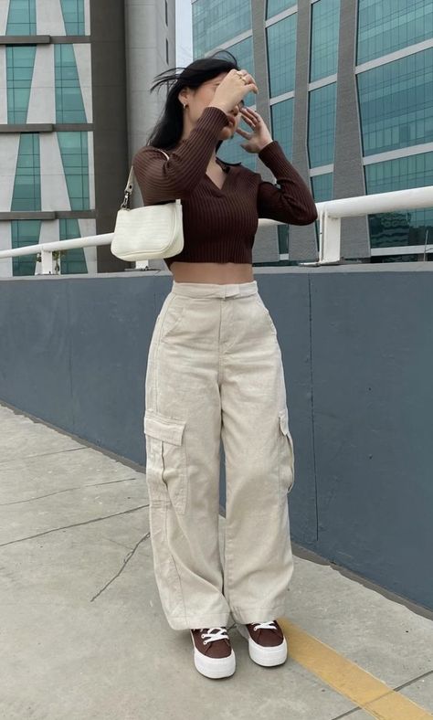 Cargo Pants With Cute Top, Pants Poses Ideas, Poses For Cargo Pants, Tops For Cargo Pants Women, Cargos Outfits Aesthetic, Cargo Outfits Aesthetic, Pantalon Cargo Outfits Mujer, Brown Top Outfit Ideas, Cargo Outfit Aesthetic