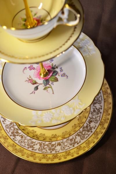 Upcycling projects bring magic back to vintage dinnerware - The Spokesman-Review China Crafts, Vintage Dishware, Dessert Aux Fruits, Glass Dinnerware, Popular Crafts, Antique Dishes, China Dishes, Vintage Dinnerware, Upcycle Projects