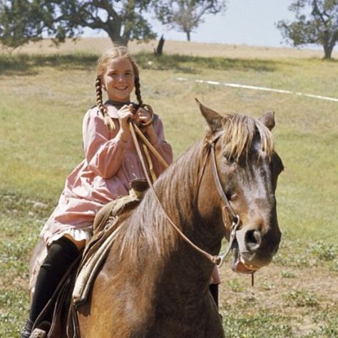 Melissa Gilbert on the set of Little House on the Prairie Prairie Aesthetic, Prairie Fashion, Pioneer Girl, Ingalls Family, Melissa Gilbert, Paddy Kelly, Michael Landon, Little House On The Prairie, Laura Ingalls Wilder