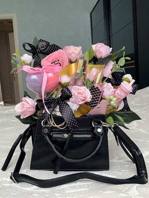 Handbag Gift Basket Ideas, March 8 Gift Ideas, Purse Gift Basket Ideas, Handbag Bouquet, 8 March Gift Ideas, March Gifts, Totes Ideas, 8 March, Gift Bouquet