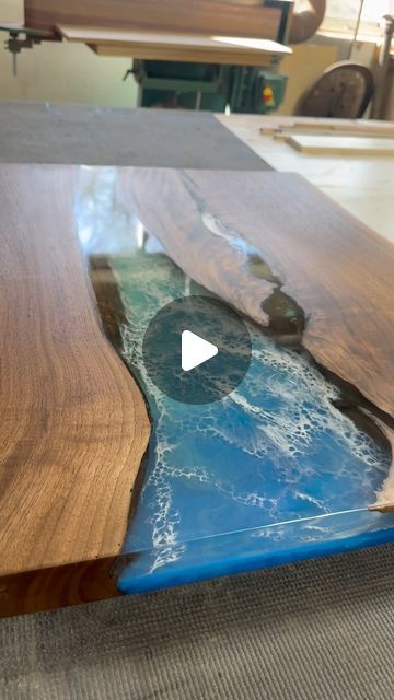 Epoxy Chopping Board, Epoxy Table Top Ideas, Epoxy Board, Epoxy Pour, Epoxy Design, Resin And Wood Diy, Epoxy Table Top, Wood Barn Door, Wood Epoxy