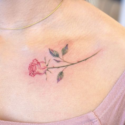 Rose on clavicle 🌹from my flash Rose Collarbone Tattoo, Rose Tattoo Collar Bone, Tattoo Collar Bone, Simple Rose Tattoo, Collarbone Tattoo, Simple Rose, Collar Bone Tattoo, Collar Bone, Rose Tattoos