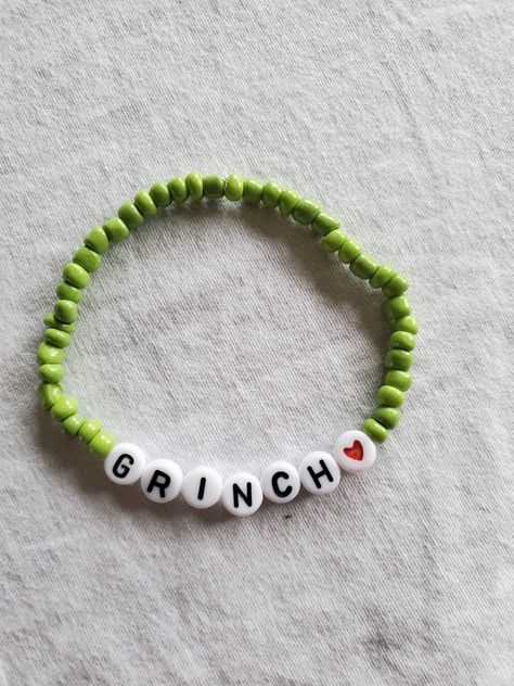 Cute Clay Bead Bracelet Ideas Christmas, Winter Beads Bracelet, Grinch Beaded Bracelet, Christmas Bracelet Ideas Seed Beads, Cute Christmas Bracelet Ideas, Grinch Bracelet Ideas, Grinch Clay Bead Bracelets, Christmas Beads Bracelet, Christmas Bracelets Diy