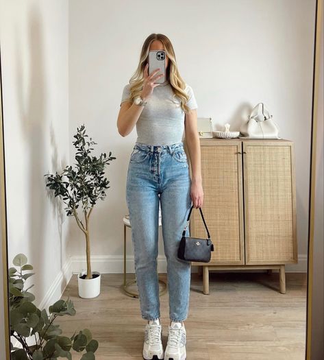 Small Black Handbag, Jeans White Sneakers, Chunky White Sneakers, Black Handbag, Grey T Shirt, Light Blue Jeans, Jeans White, Rainy Day Outfit, Gray Tshirt