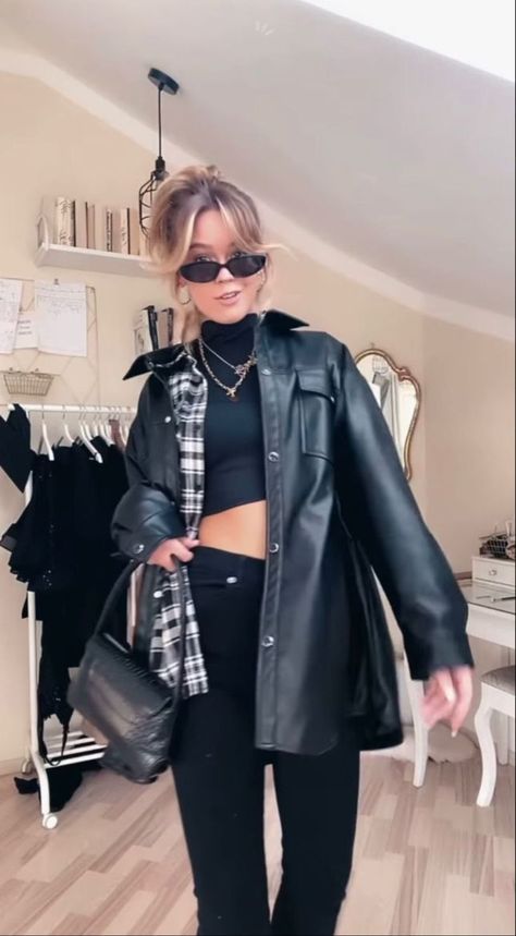 Jacket Flannel Outfit, Layered Flannel Outfit, Style Black Leather Jacket, Womens Leather Jacket Outfit, Layers Outfit, Leather Jacket For Women, The Wombats, Leather Jacket Outfit, Jacket Outfit Women