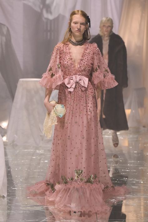 Valentino Spring 2025 Ready-to-Wear Collection [PHOTOS] Valentino Paris, Valentino Runway, Valentino Collection, Spring 2025, Show Collection, 1920s Fashion, September 2024, Fashion Show Collection, Wedding Attire