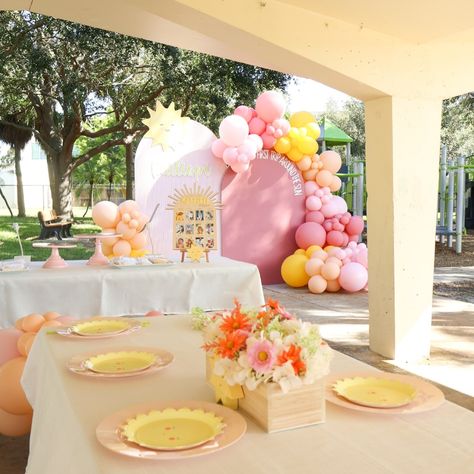 First Trip Around The Sun ☀️ Backdrop + Balloons + Favor Wall @janettloveshop Decor by mom @jennygekas #firsttriparoundthesun #firsttriparoundthesun☀️ #firsttriparoundthesunparty #firstbirthday #firsttriparoundthesuntheme #firsttriparoundthesunbackdrop #firstbirthdayparty #suntheme First Trip Around The Sun Photoshoot, First Trip Around The Sun Backdrop, One In The Sun Birthday, Sun Backdrop, Backdrop Balloons, Sun Birthday, First Trip Around The Sun, Girl Mom, Baby Birthday