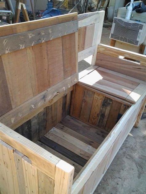 DIY: Pallet Storage Bench                                                       … Pallet Storage Bench, Diy Pallet Storage, Outdoor Storage Bench, Diy Storage Bench, Pallet Storage, Bar Outdoor, 1001 Pallets, Pallet Bench, Pallet Couch