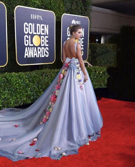 taylor swift on the golden globes red carpet 2020 Taylor Swift Best Red Carpet Looks, Taylor Swift Carpet Looks, Taylor Swift Ballgown, Floral Red Carpet Dress, Taylor Swift At Award Shows, Vmas Red Carpet 2022, Taylor Swift Gowns, Taylor Swift Red Carpet Dresses, Taylor Swift Dresses Gowns