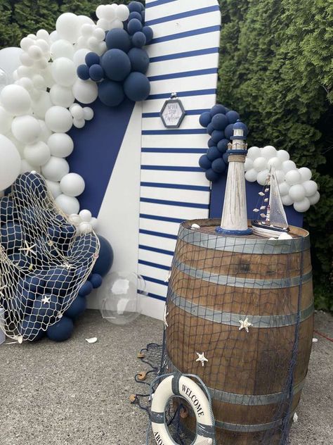 Nautical Party Backdrop, Sailor Birthday Party Boy, Nautical Decor Party, Men Birthday Theme Ideas, Decoration Theme Marin, Sailor Birthday Party, Nautical Party Decor, Cruise Theme Parties, Nautical Backdrop