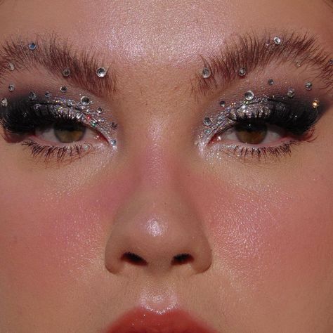 Lou on Instagram: “💎 Silver & Rhinestones 💎 Inspired by a look from @chloebailey Have Mercy MV ✨ PRODUCTS: Base: @danessa_myricks Prism FX hydrating lotion…” Black And Silver Make Up Looks, Silver Looks Makeup, Black And Silver Glitter Eyeshadow, Nye Silver Makeup, Pink Black Makeup Looks, Black Makeup Eyeshadow, Black And Glitter Makeup, Sparkly Dress Makeup, Black Makeup Glitter