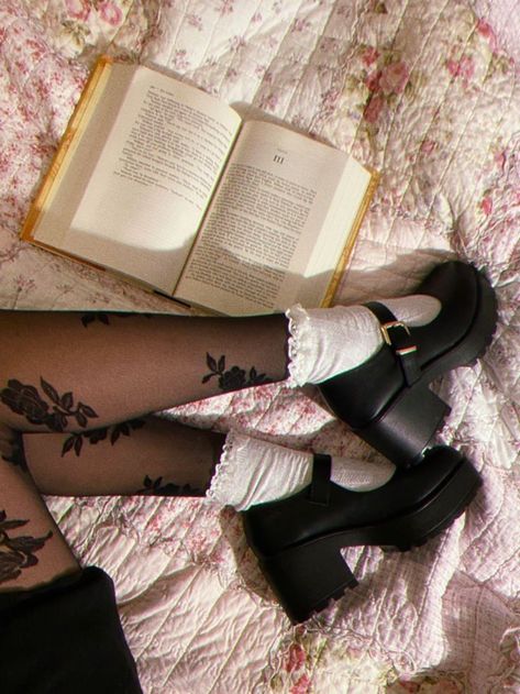 Mary Jane Outfit, Mary Janes Outfit, Mary Jane Shoes Outfit, Peony Aesthetic, Socks Aesthetic, Frilly Socks, Zapatos Mary Jane, Street Outfits, Sock Outfits