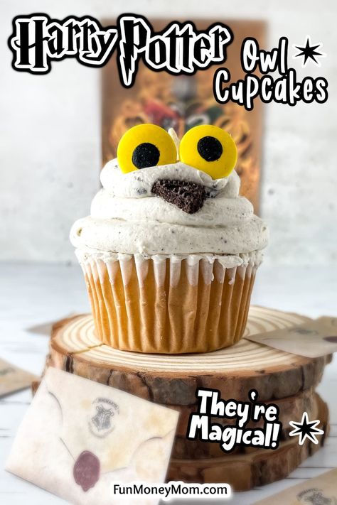 These Owl Cupcakes are a fun and whimsical treat inspired by Harry Potter's beloved pet, Hedwig. Not only are they adorable and perfect for any Harry Potter party or movie night but these easy cupcakes taste just as good as they look! Cupcakes Harry Potter, Harry Potter Cupcakes, Harry Potter Marathon, Owl Cupcakes, Harry Potter Owl, Harry Potter Food, Harry Potter Cake, Easy Cupcakes, Kids Party Food