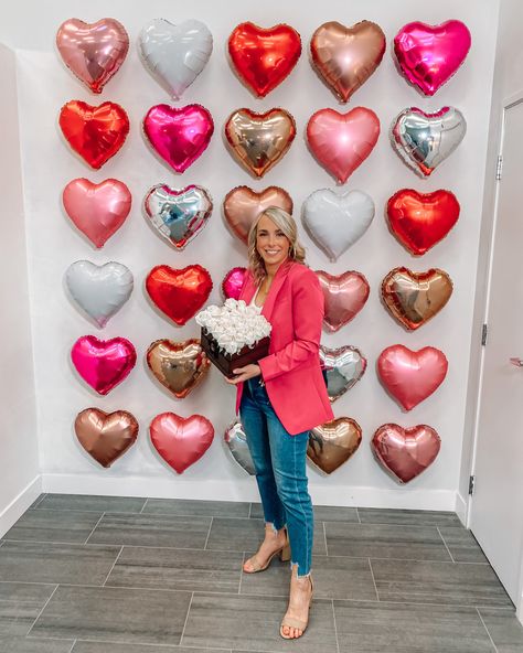 Simple Valentines Decorations, Valentines Salon Decor, Women Day Decoration Ideas, Valentines Selfie Station, Womens Day Event Decor, Valentines Day Event Decor, Outside Valentines Day Decor, Valentine Photobooth Ideas, Valentines Backdrop Photo Booths