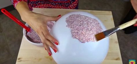 PaintingGlitteronBowls | She Paints a Balloon With Glitter. What Comes Out When She Pops It Will Look Great in My Home! Sparkle Ball, Glitter Balloons, Diy Bowl, Balloon Crafts, Easy Diy Gifts, Glitter Diy, Fun Cupcakes, Balloon Diy, Chocolate Peppermint