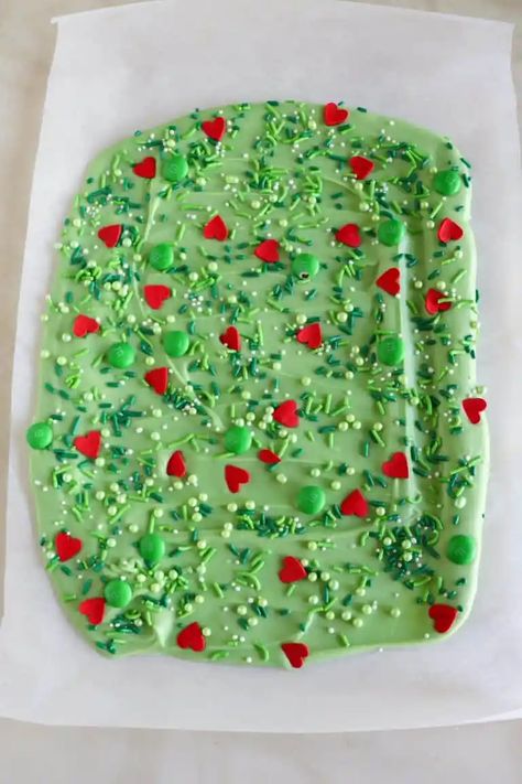 Grinch Chocolate Bark, Christmas Yogurt Bark, Grinch Christmas Bark, Grinch Chex Mix Recipes, Grinch Bark Recipe, Grinch Baking, Christmas Desserts Grinch, Grinch Bark, Northpole Breakfast