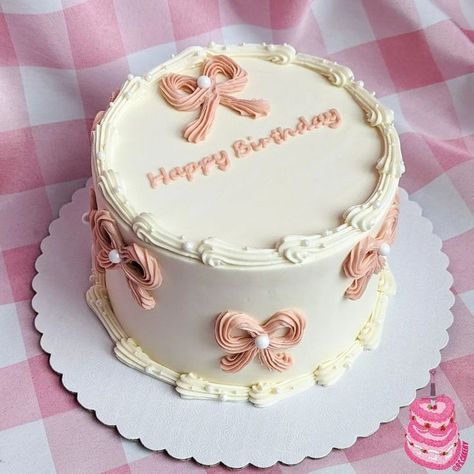 Pink Bow Smash Cake, Birthday Cake Circle, Gingham Cake, Pink Bow Cake, Girly Birthday Cakes, Decorating Books, Cake Decorating Books, Circle Cake, Bow Cake