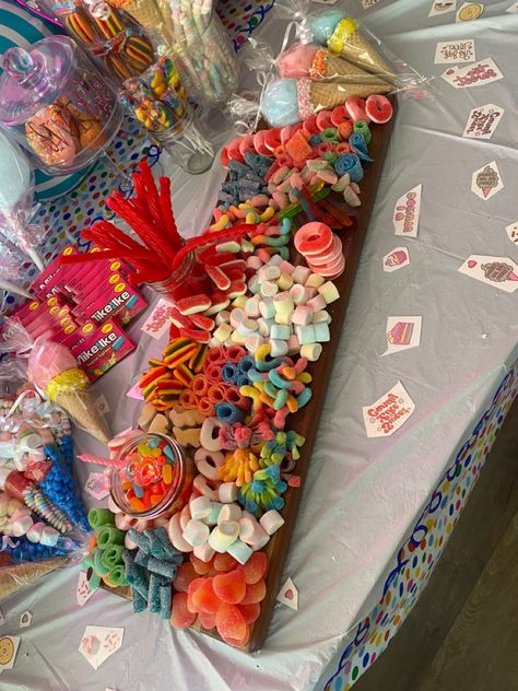 Candy Birthday Table, Lolly Platter Party Ideas, Candy Tray Ideas Parties, Candy Ideas For Birthday Party, Mini Candy Charcuterie Board, Sweet Treat Board, 2000s Charcuterie Board, Sweet Treat Platter, Candy Platter Ideas Parties