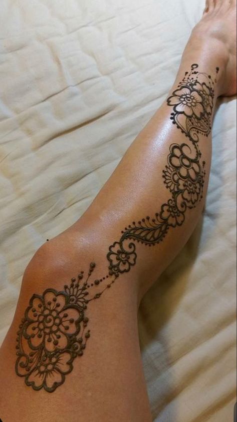 Hena Designs Simple Leg, Henna Style Tattoos Leg, Henna Tattoo Designs Leg Sleeve, Henna On Side Of Stomach, Cute Henna Designs Leg, Henna Leg Tattoo Simple, Easy Henna Designs For Beginners Thigh, Leg Henna Designs Simple Beautiful, Modern Henna Designs Leg